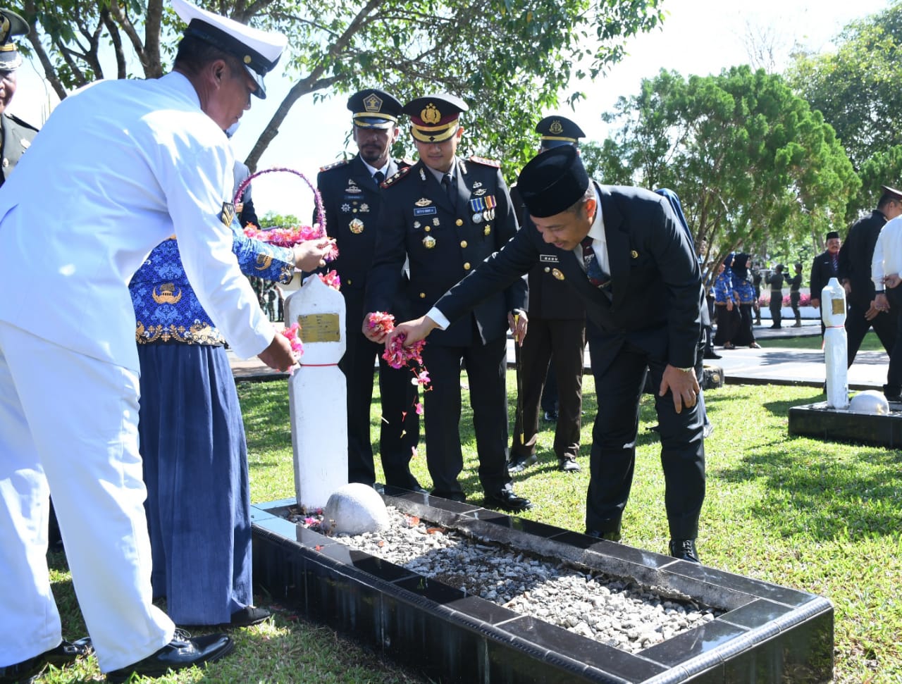 Peringati Hari Pahlawan, Wabup Bagus Santoso Ziarah ke Makam Pahlawan Kusuma Kesatria