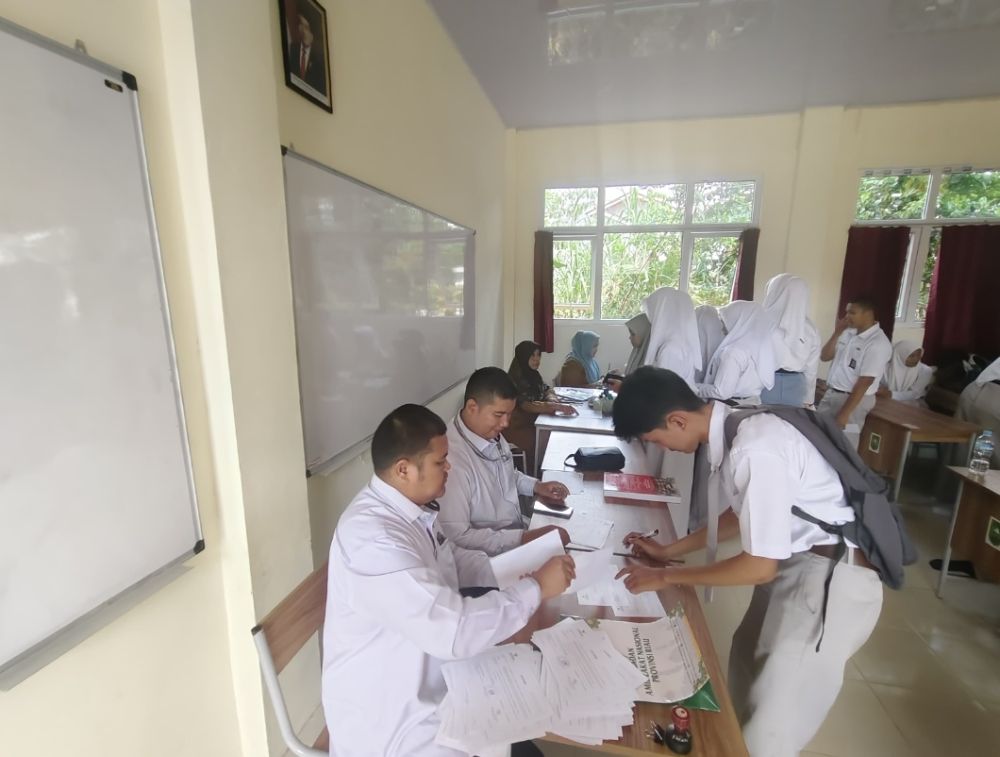 Baznas Riau Salurkan Zakat Pendidikan di SMA Negeri 18 Pekanbaru