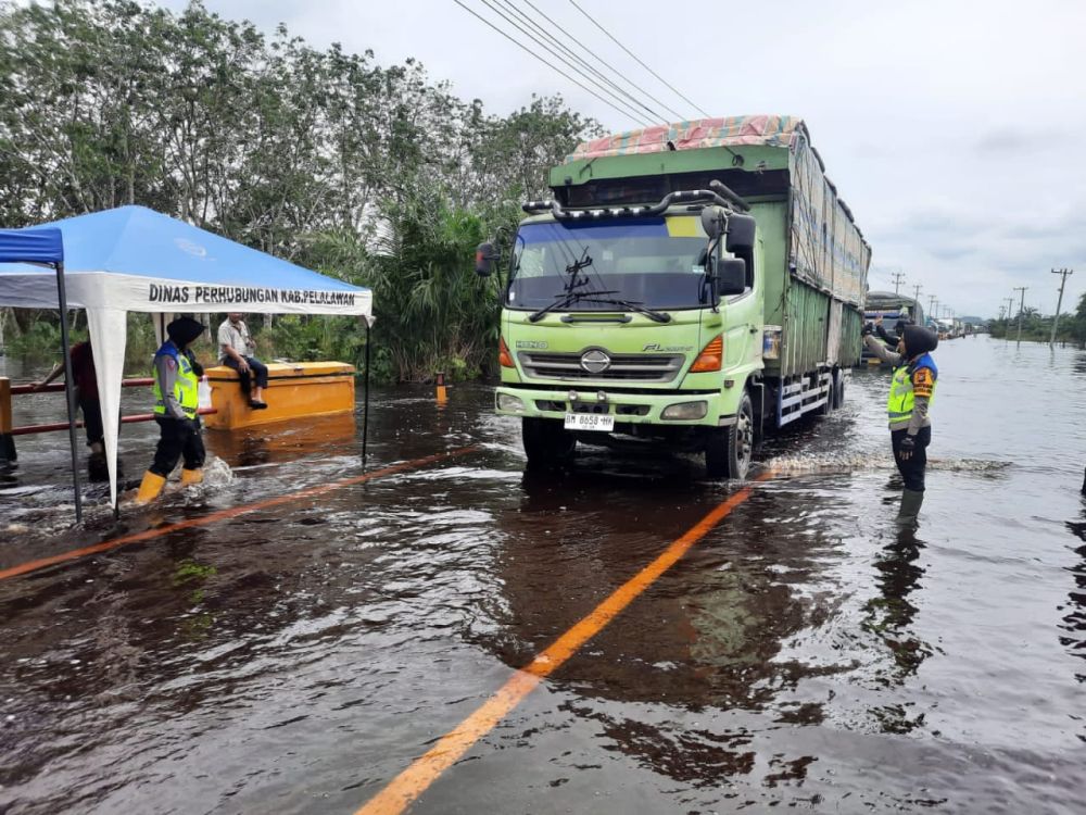Banjir di Jalintim, Dinas PUPR Riau Siap Bantu Peralatan Untuk BPJN