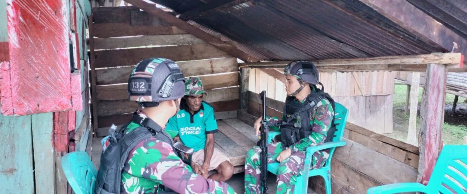 Satgas Yonif 132/BS Mengunjungi Kediaman Salah Satu Tokoh Masyarakat Distrik Waris.