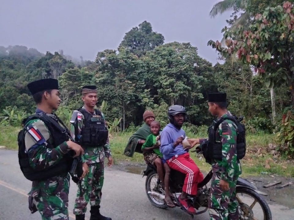 Berkah Ramadhan, Satgas Yonif 132/BS Bagikan Takjil Gratis Kepada Masyarakat Di Perbatasan.