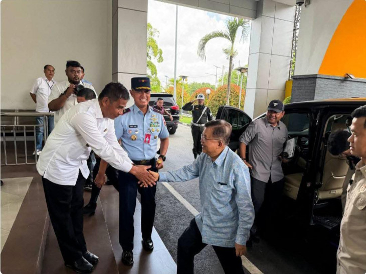Hadiri Wisuda Universitas Pahlawan, Bupati Kampar Sambut Kedatangan Jusuf Kalla