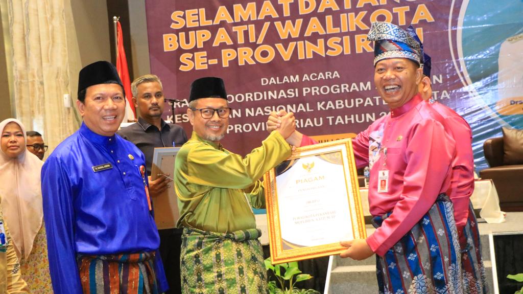 Pj Walikota Terima Penghargaan UHC dari Gubernur Riau