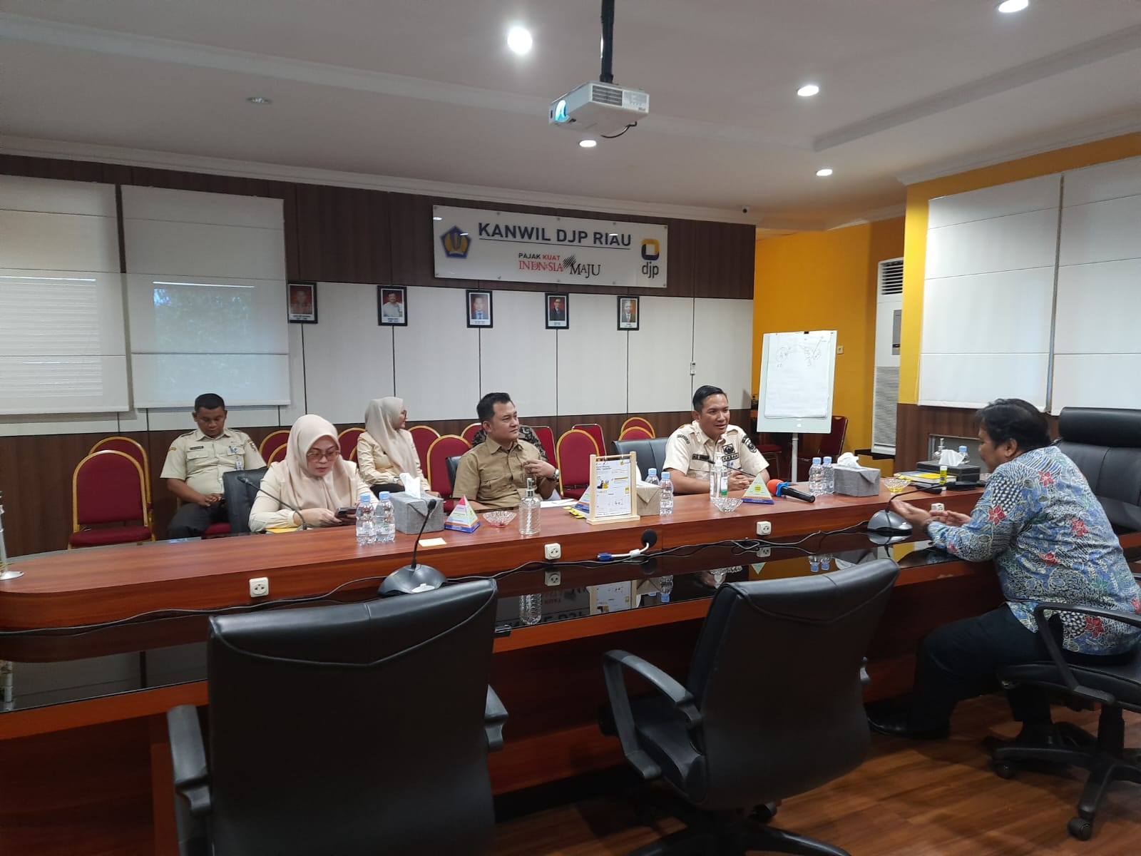 Bapenda dan DJP Kanwil Riau bahas Sinergitas Penguatan Pajak Pusat dan Daerah di kota Bertuah