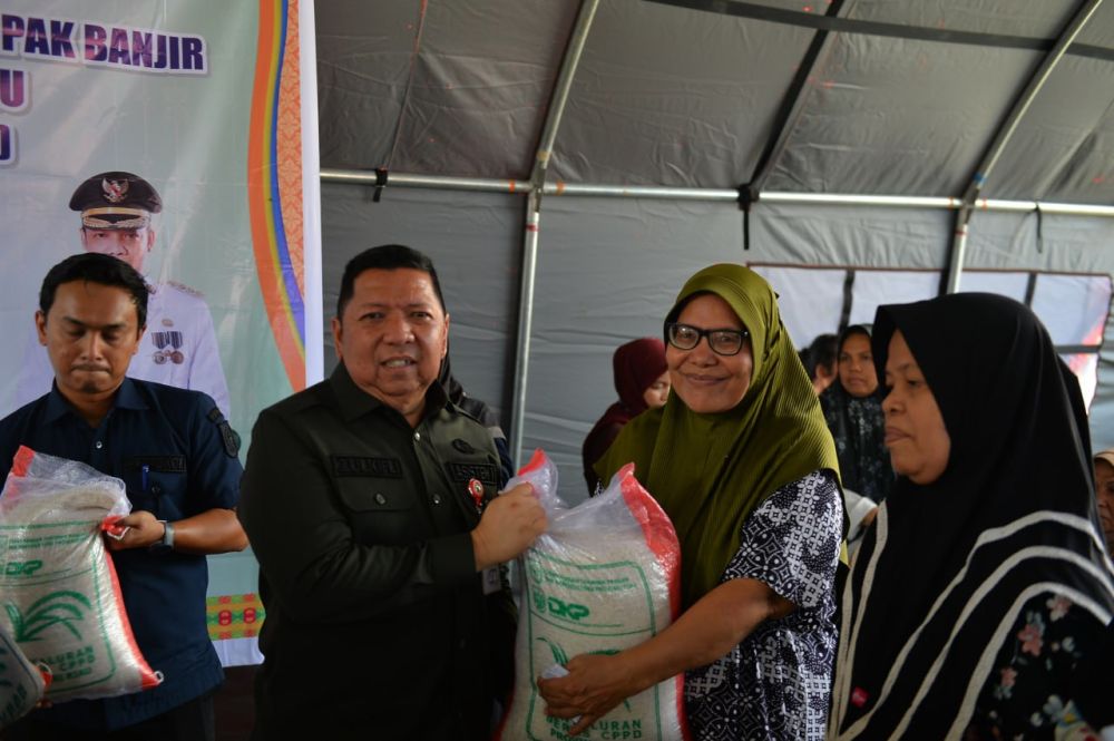 Terima 10 Ton Beras dari Pemprov Riau, Warga Tanjung Rhu Pekanbaru Sampaikan Terima Kasih
