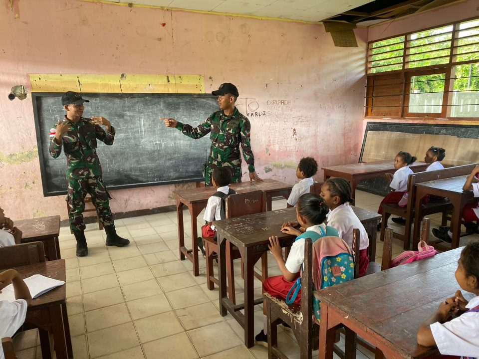 Yonif 132/BS Berbagi Keceriaan Di Sekolah Tapal Batas Indonesia.