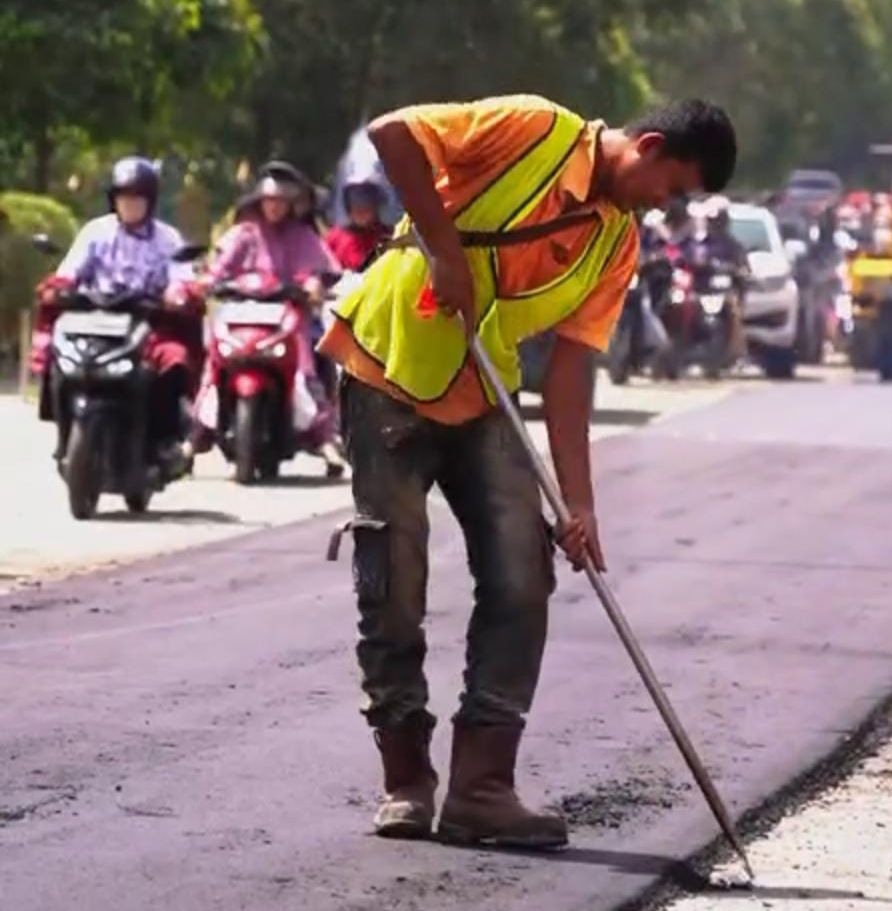 Dinas PUPR Pekanbaru Aspal Jalan Umban Sari