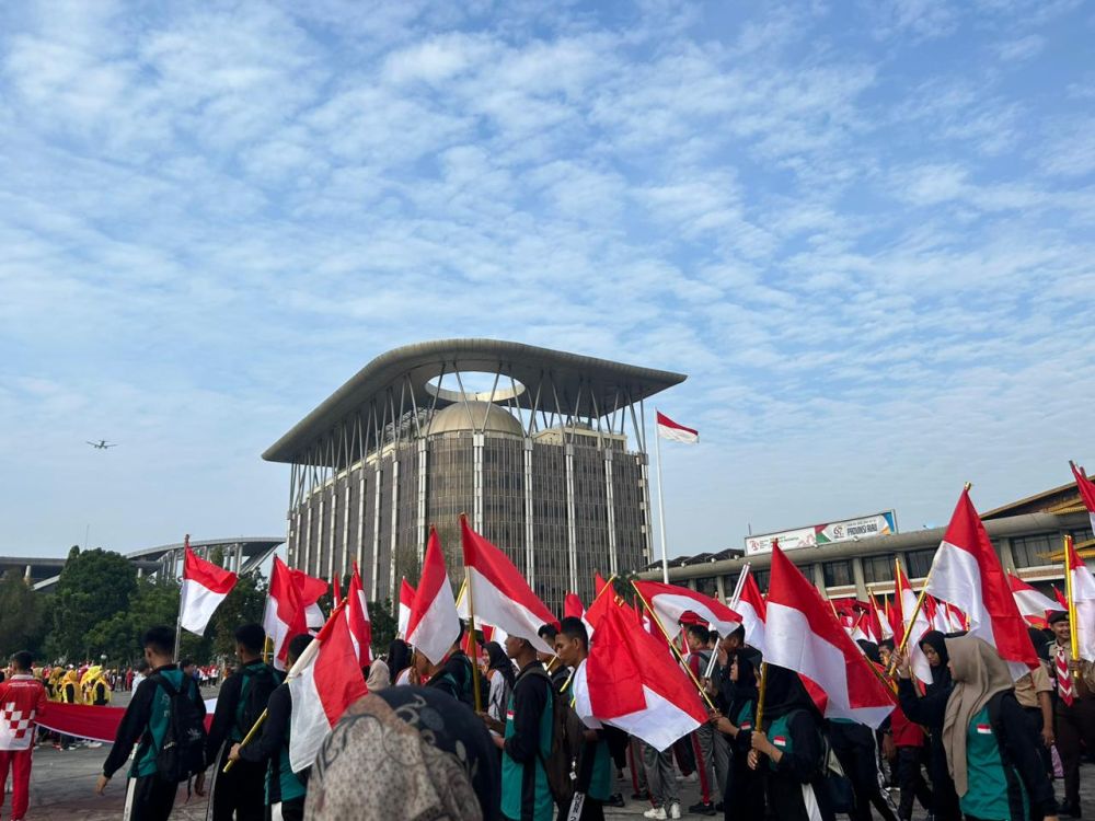 Pemprov Riau Bagikan Bendera Merah Putih Lewat Organisasi dan Paguyuban