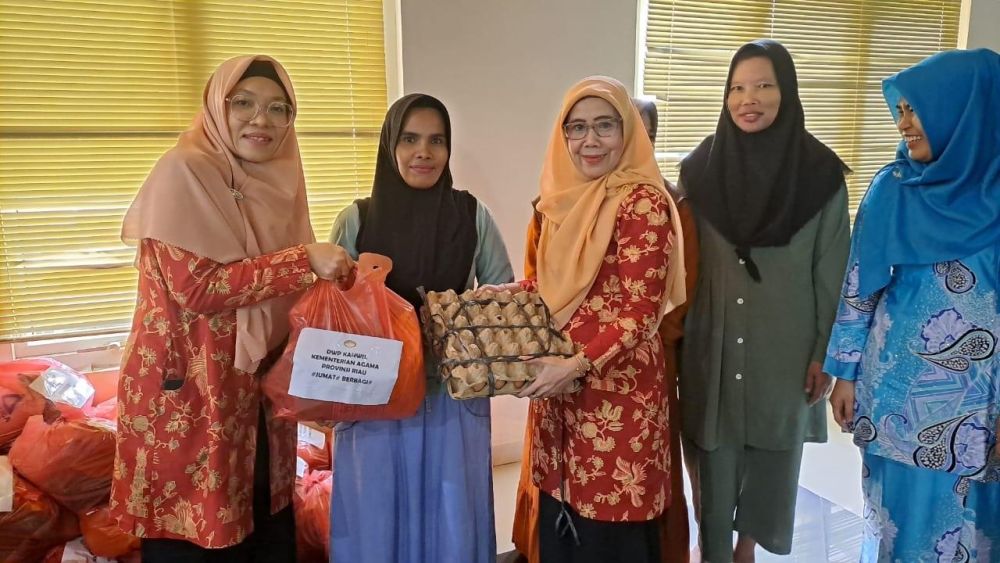 Semarak Ramadan, DWP Kanwil Kemenag Riau Salurkan Sembako untuk Kaum Dhuafa