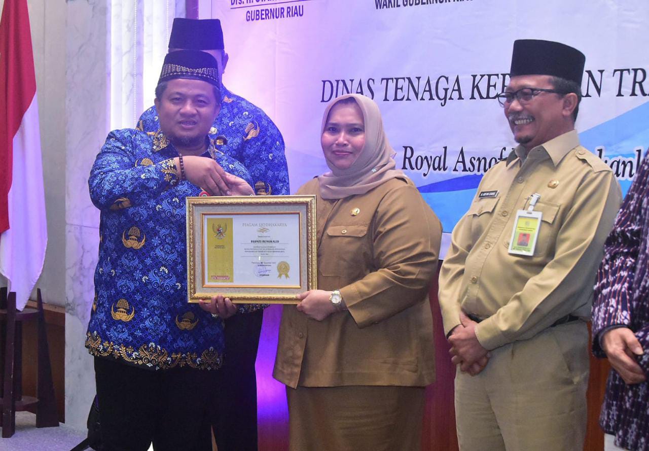 Bupati Bengkalis Raih Penghargaan Anugerah Siddhakarya 2022