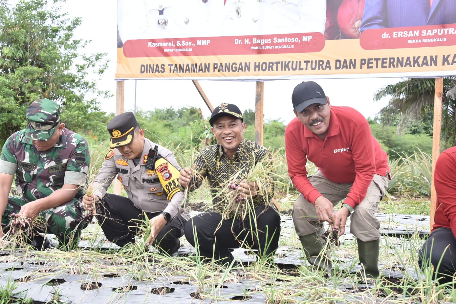 Hadiri Panen Bawang Merah, Bagus Berharap Hendaknya Ini Dijadikan Contoh Bangkitkan Gairah Para Petani