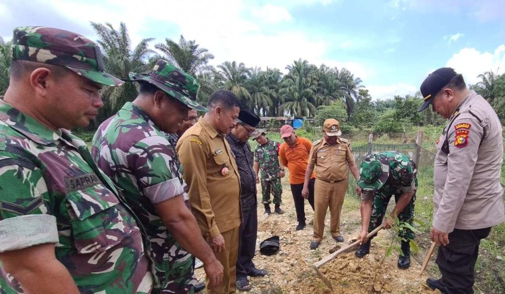 Rangkaian Hari Juang TNI AD ke- 78, Koramil 10 Kunto Darussalam Tanam 280 Bibit Pohon
