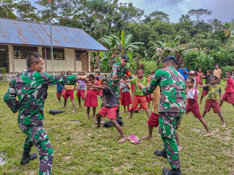 Satgas Yonif 132/BS kenalkan Seni Bela Diri Kepada Anak-Anak Di Perbatasan Papua.