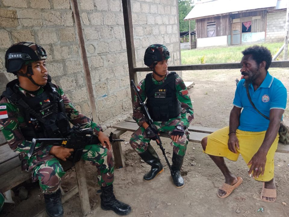 Anjangsana Satgas Yonif 132/BS Ke Rumah Tokoh Masyarakat Kp.Banda.