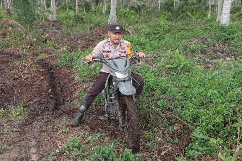 Demi Pemilu Damai, Personel Polres Inhil Terabas Jalan Lumpur