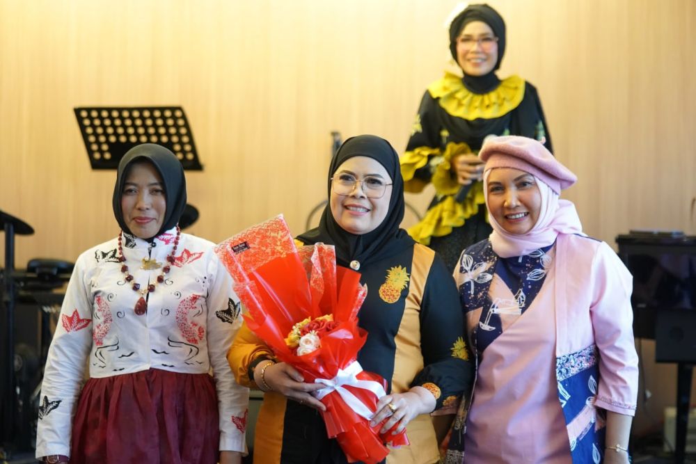 Ketua DWP Riau Buka Lomba Busana Batik Riau