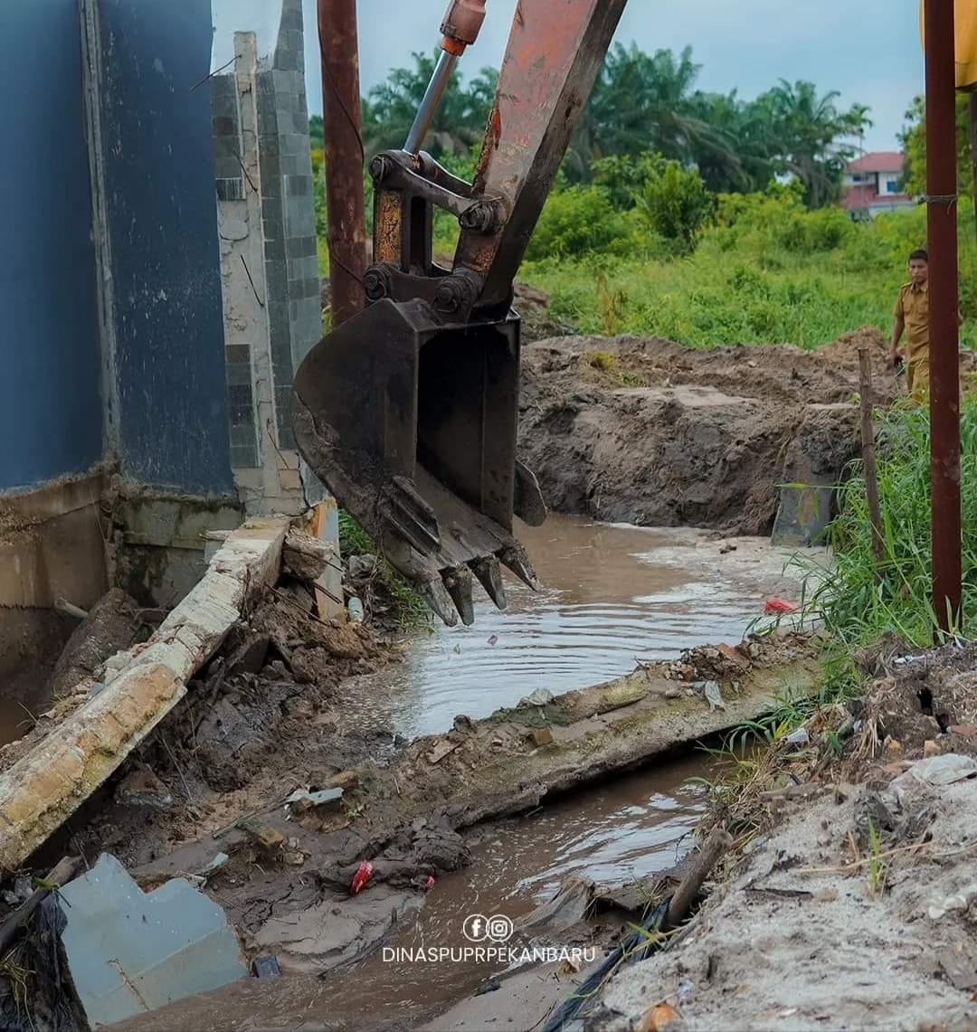 Pemko Pekanbaru Normalisasi Drainase di Jalan Karya Bakti