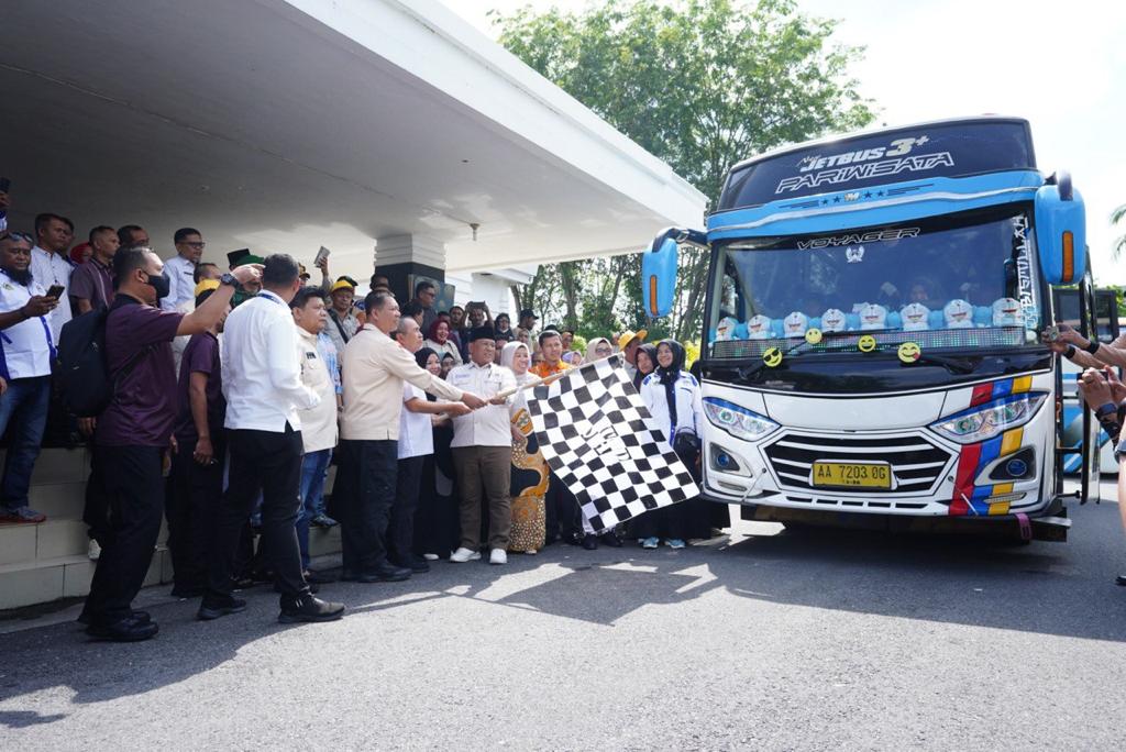 Sekdako Pekanbaru Dampingi Gubri Lepas Kontingen Riau Ikuti Penas Petani Nelayan XVII 2023