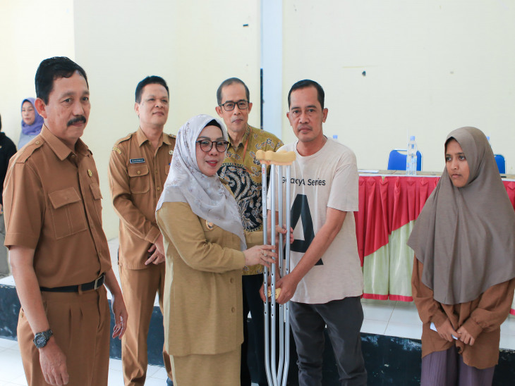 Wabup Kampar Dr.Misharti Serahkan Langsung Bantuan Atensi Bagi Penyandang Disabilitas di Kabupaten Kampar dari Centra Handayani