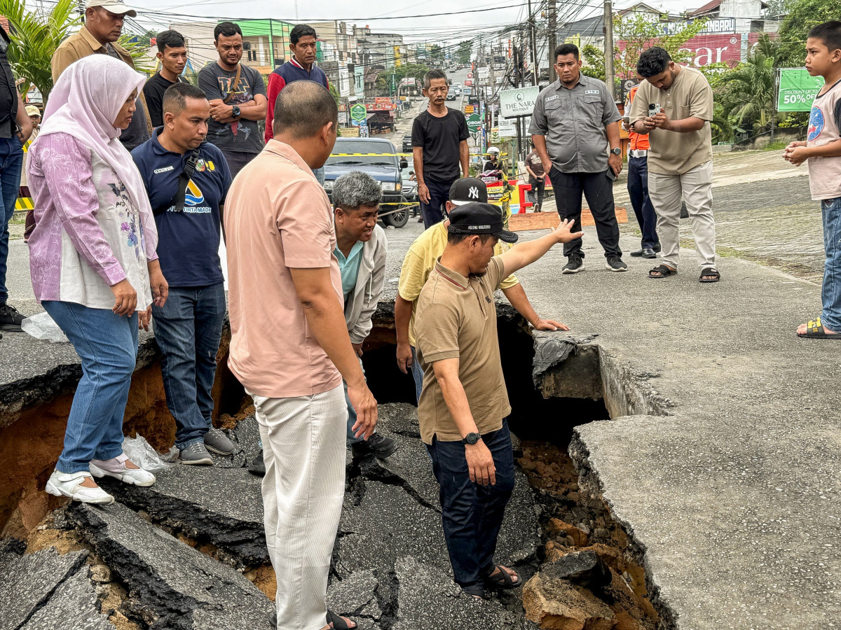 Tinjau Jalan Amblas, Wali Kota Pekanbaru Pastikan Segera Diperbaiki