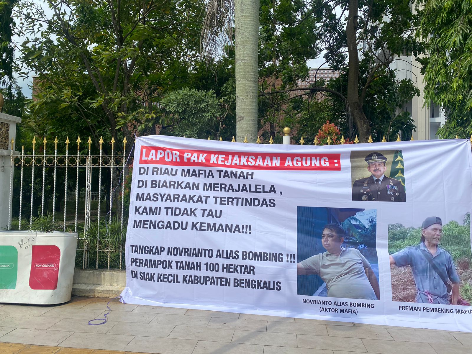 Perampok Tanah 100 H Masyarakat Siak Kecil, Spanduk Tangkap Bombing Beredar di Pekanbaru