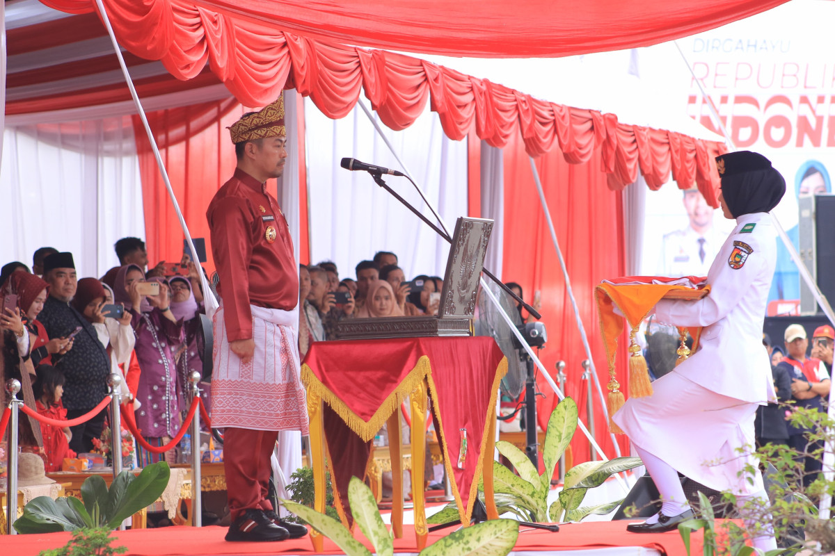 Upacara Penurunan Bendera Berlangsung Khidmat, Pj Walikota Pekanbaru Kembali Jadi Irup