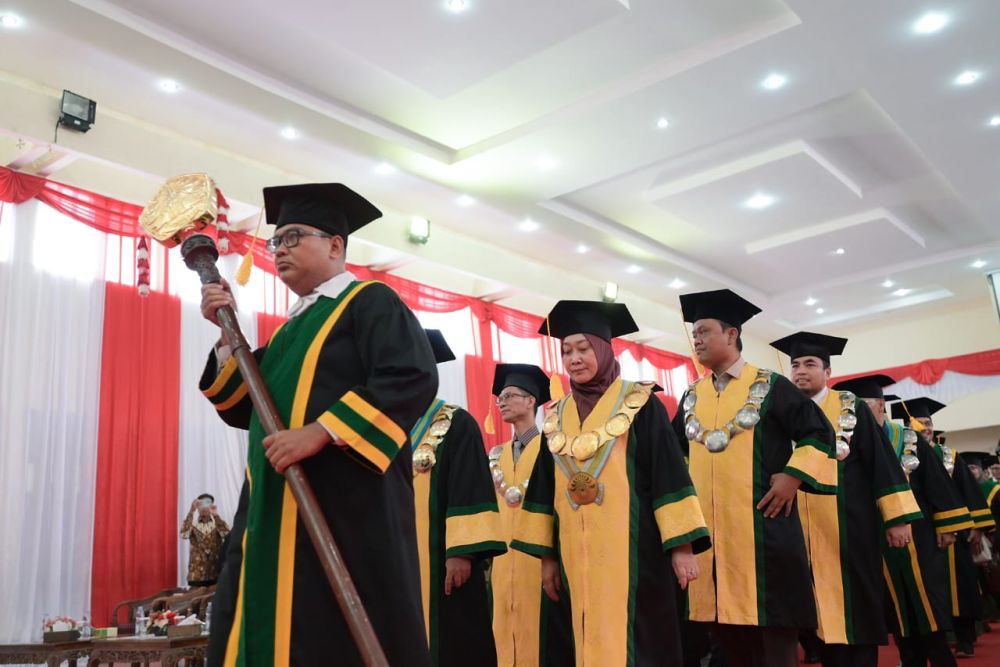 Rektor Pimpin Pengukuhan 13 Guru Besar Baru Unri