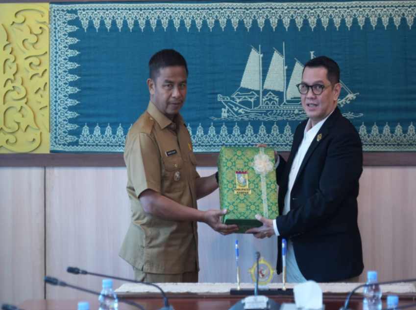 Bupati Kampar Menyerahan LKPD Unaudited Tahun 2025 Kabupaten Kampar