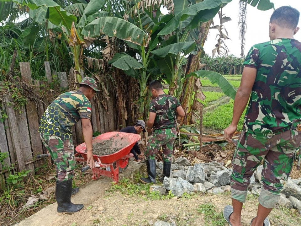 Satgas Yonif 132/BS Bahu Membahu Bersama Masyarakat Bangun Fasilitas Pendidikan Di Perbatasan RI-PNG