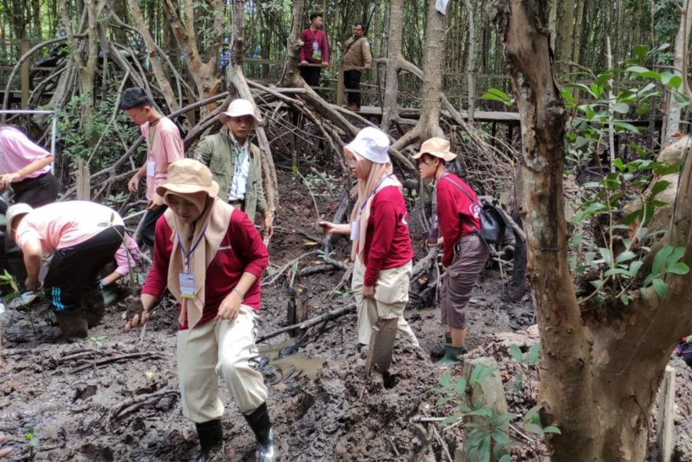 Projek Penguatan Profil Pelajar Pancasila Siswa SMAN 9 Pekanbaru Belajar di Hutan Mangrove