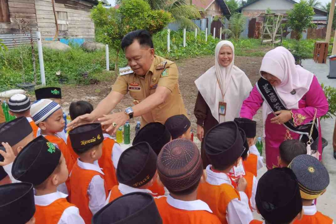 Pastikan MPLS Menyenangkan, Bupati Asmar dan Bunda PAUD Meranti Tinjau Sekolah di Selatpanjang