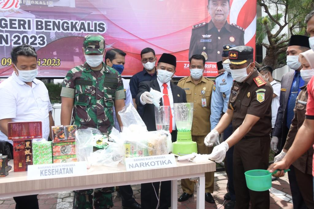 Musnahkan Barang Bukti Tindak Pidana, Wabup Apresiasi Kejari Bengkalis