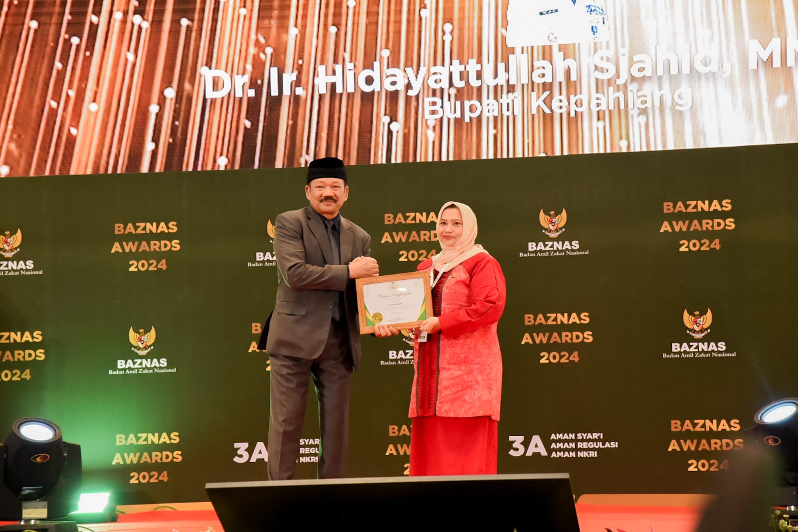 Bupati Bengkalis Terima Penghargaan Baznas Award