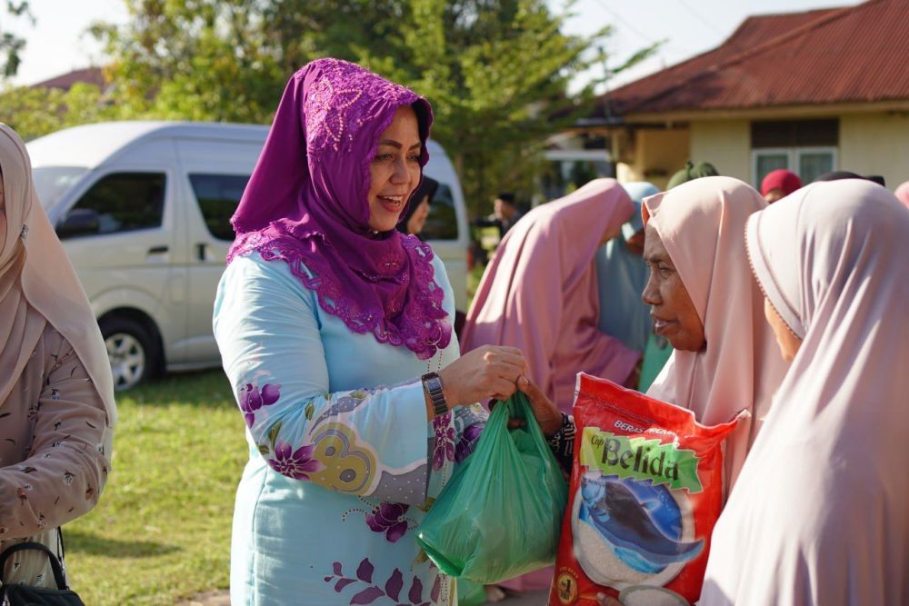 Berbagi Sembako Kepada Masyarakat, Ketua TP PKK Riau: Semoga Bermanfaat Bagi yang Membutuhkan