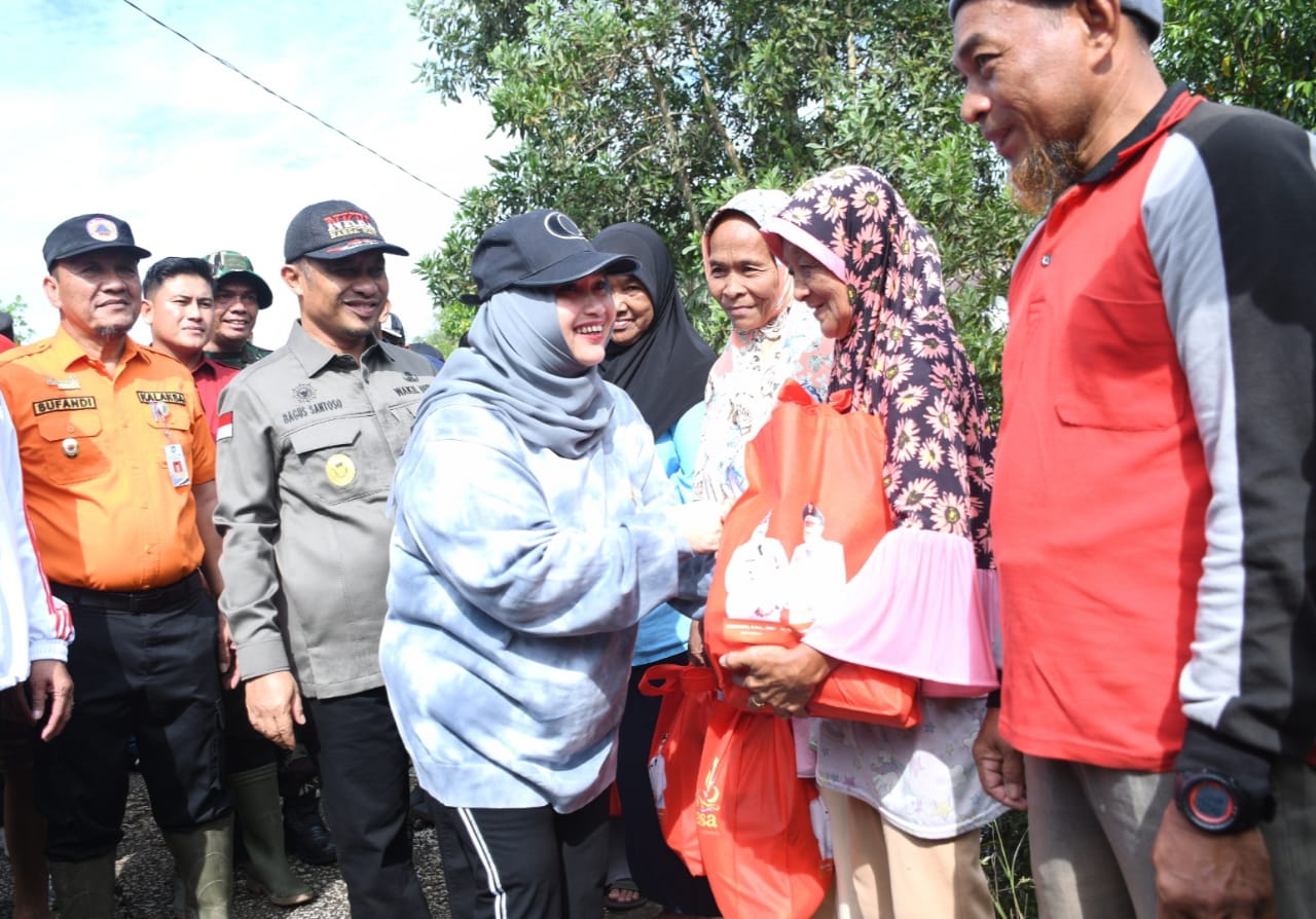 Tinjau Banjir di Bantan Sari, Bupati Kasmarni Serahkan Bantuan pada Masyarakat Terdampak Banjir