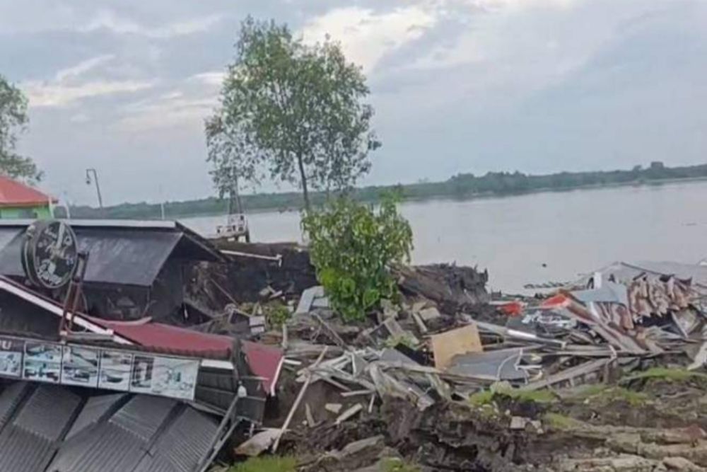 Tembilahan Hulu Longsor, Sejumlah Rumah Terjun ke Sungai