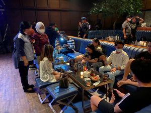 Polisi Gelar Razia di Tempat Hiburan Malam, Pengunjung Dites Urine