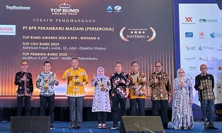 PJ Walikota Pekanbaru Muflihun Menerima Penghargaan Top Pembina BUMD Awards 2023