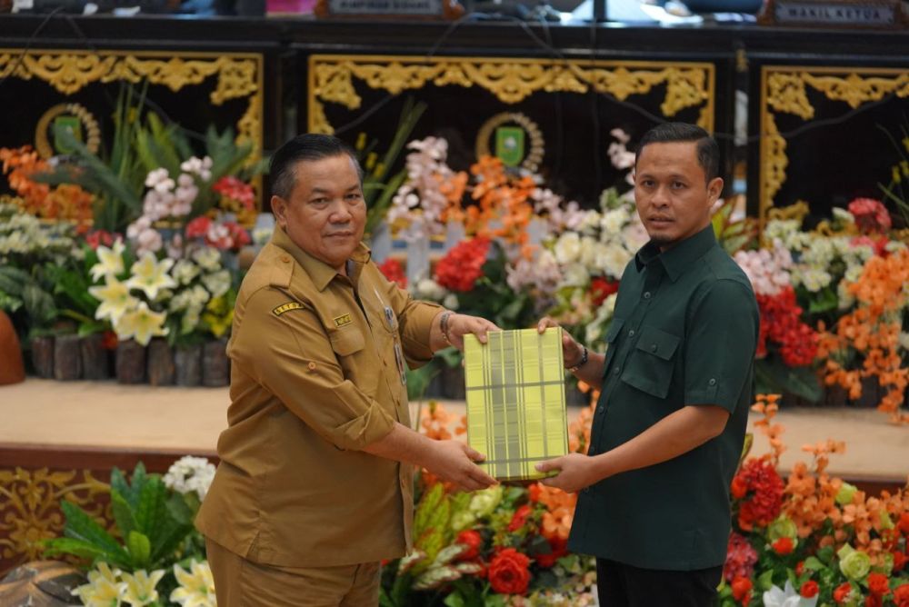 Sekda Provinsi Riau Terima Laporan Reses Persidangan II Tahun 2023