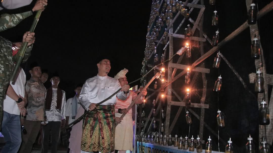 Meriahnya Festival Lampu Colok di Bukitraya