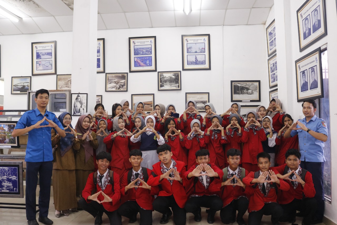 Dispusip Pekanbaru Terima Kunjungan Siswa SMK Bina Profesi LiteraTour ke Depo Arsip