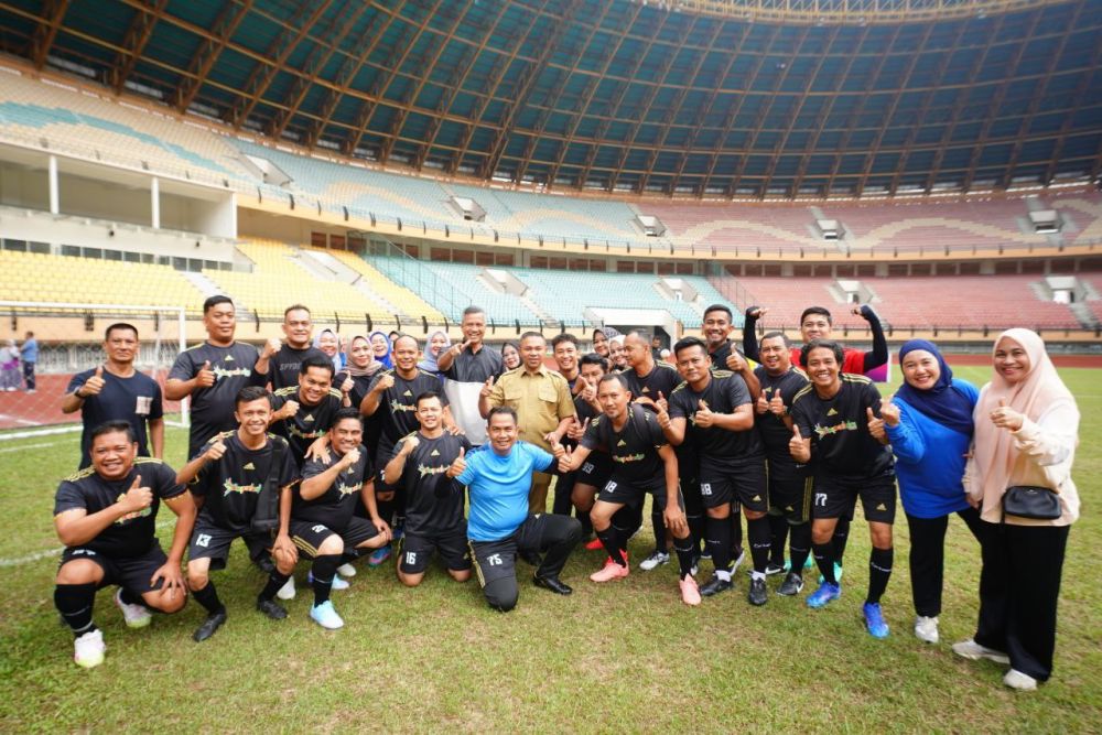 Tendangan Gubernur Abdul Wahid Jadi Tanda Dimulainya Mini Soccer HUT ke-68 Riau
